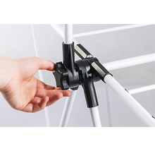 Hand justiert Verschluss an Wäscheständer