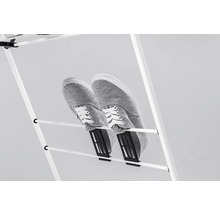 Schuhe auf einem Wäscheständer