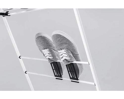 Schuhe auf einem Wäscheständer
