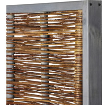 Detailansicht eines Weidenzaun-Elements mit Holzrahmen