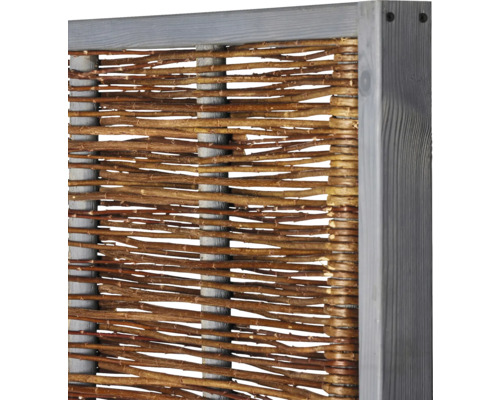 Detailansicht eines Weidenzaun-Elements mit Holzrahmen