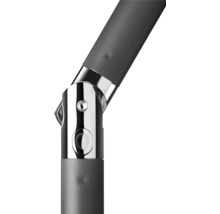 Detailaufnahme eines Schirmständers mit Metallelementen