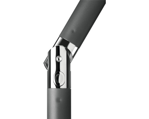 Detailaufnahme eines Schirmständers mit Metallelementen