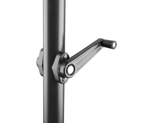 Detailansicht einer Kurbel zum Öffnen und Schließen eines Sonnenschirms