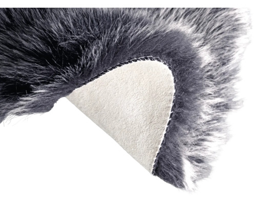 Grauer Kunstfellteppich mit umgeschlagener Ecke