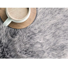 Grauer Teppich mit hohem Flor und Tasse