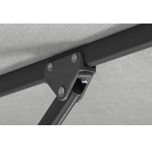 Detailansicht einer Pavillonstrebe mit Schrauben