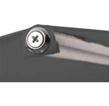 Detailansicht eines Möbelstücks mit Schraube