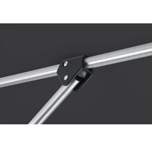 Detailaufnahme eines Pavillonrahmens mit schwarzem Verbindungsstück und silberfarbenen Stangen