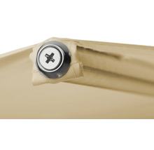 Detailansicht einer beigen Markise mit Schraube