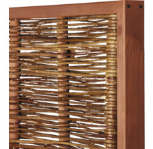 Detailansicht eines Sichtschutzzauns aus Weide mit Holzrahmen