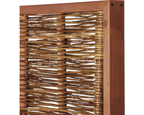 Detailansicht eines Sichtschutzzauns aus Weide mit Holzrahmen