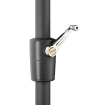 Detailaufnahme eines Sonnenschirmständers mit Kurbel und Schneider Schirme Logo.