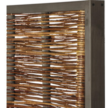 Detailansicht eines Sichtschutzelements aus Weidenzweigen mit Holzrahmen