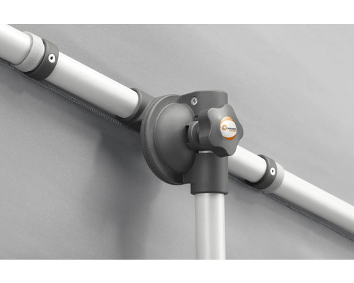 Detailansicht eines Sonnenschirms mit Schneider Schirme Logo