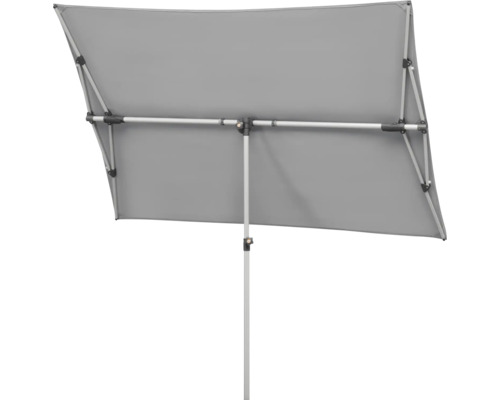 Detailansicht eines rechteckigen Sonnenschirms mit Metallgestell