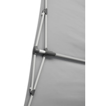 Detailansicht einer grauen Seitenmarkise mit Befestigung