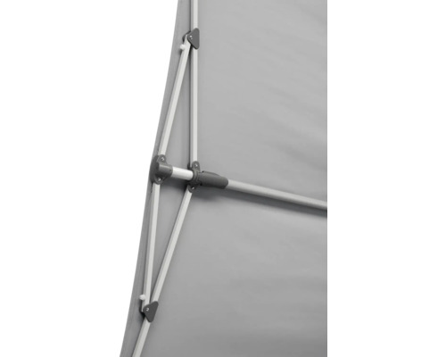 Detailansicht einer grauen Seitenmarkise mit Befestigung