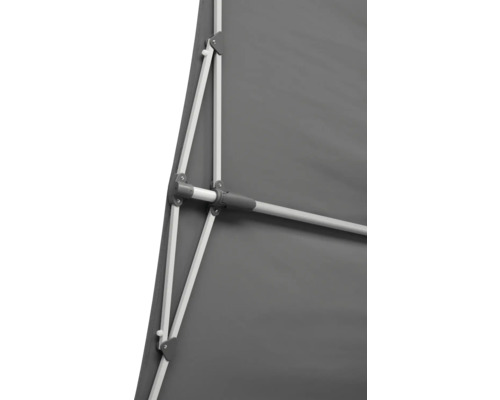 Detailansicht einer Seitenmarkise mit Gestell und Stoffbespannung.