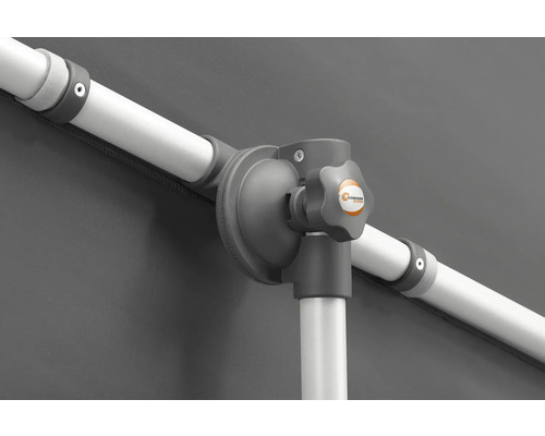 Detailaufnahme eines Sonnenschirms mit Schneider Schirme Logo