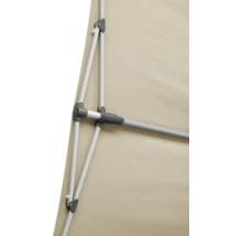 Detailansicht eines Sonnenschirms mit Gestell und Stoffbespannung