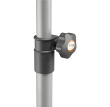 Detailansicht einer Sonnenschirmhalterung mit Feststellschraube und Schneider Schirme Logo