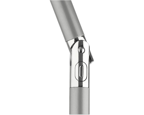 Detailaufnahme eines silberfarbenen Lampenarms mit Gelenk