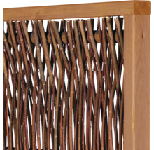Detailansicht eines Sichtschutzelements aus Weidenzweigen mit Holzrahmen
