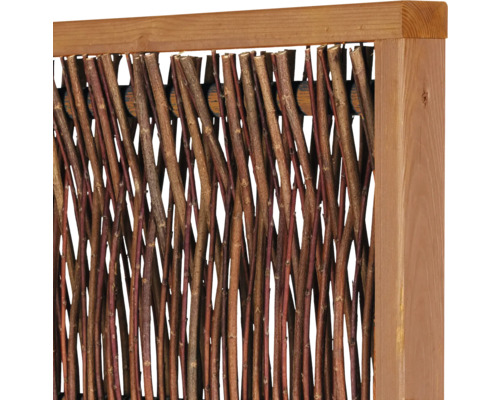 Detailansicht eines Sichtschutzelements aus Weidenzweigen mit Holzrahmen
