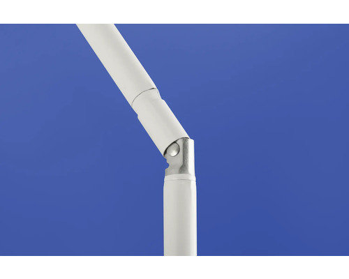 Detailaufnahme einer neigbaren, weißen Stange mit Verbindungsstück