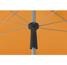 Detailansicht eines geöffneten Sonnenschirms mit Streben und Mechanik