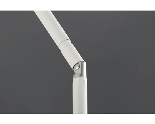 Detailaufnahme eines weißen Lampenarms mit einem Gelenk.
