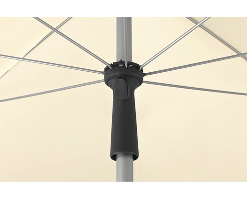 Detailaufnahme eines Sonnenschirms mit Metallstreben und einem Mechanismus zum Öffnen und Schließen