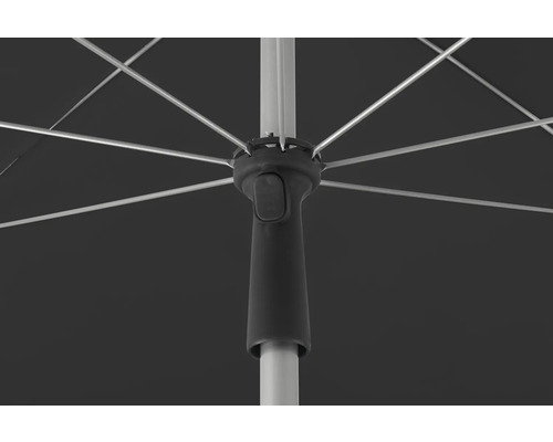 Detailansicht eines Sonnenschirms mit Streben und Mast