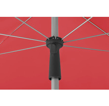 Detailansicht eines geöffneten Sonnenschirms mit rotem Schirmdach und silbergrauem Gestell