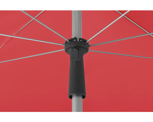 Detailansicht eines geöffneten Sonnenschirms mit rotem Schirmdach und silbergrauem Gestell