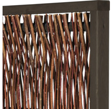 Detailansicht eines Sichtschutzelements aus Holz und Zweigen
