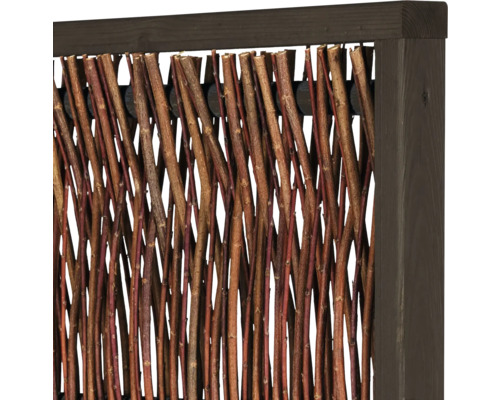 Detailansicht eines Sichtschutzelements aus Holz und Zweigen