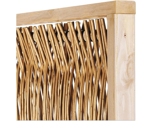 Detailansicht eines Sichtschutzzauns aus Holz und Weide