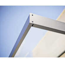 Detailaufnahme der Eckverbindung eines Vordachs mit Metallrahmen und Glaselement.