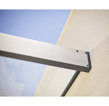 Wandanschluss einer Glasvordach-Halterung aus Aluminium mit sichtbaren Schrauben.