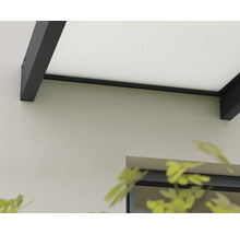 Detailansicht eines Vordachs mit anthrazitfarbenem Aluminiumrahmen und matter Glasfläche an einer Hauswand.