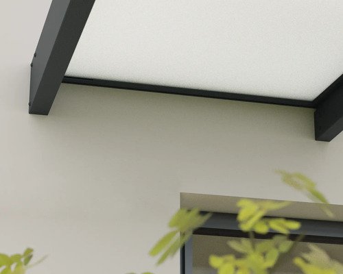 Detailansicht eines Vordachs mit anthrazitfarbenem Aluminiumrahmen und matter Glasfläche an einer Hauswand.