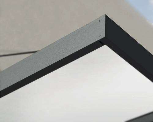 Detailansicht einer anthrazitfarbenen Rahmenecke aus Metall mit einer lichtdurchlässigen Platte für ein Vordach.