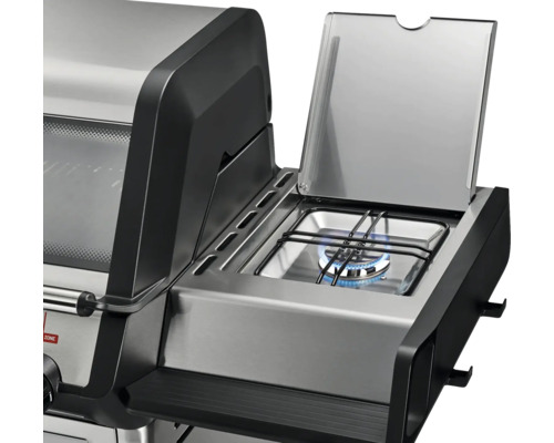 Detailansicht eines Gasgrills mit eingeschalteter Kochstelle.