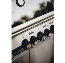 Nahaufnahme eines Gasgrills mit Temperaturanzeige und Bedienknöpfen