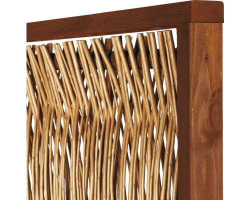 Detailansicht eines Sichtschutzelements aus Holz und Weide