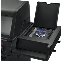 Detailansicht eines schwarzen Gasgrills mit Seitenbrenner und geöffnetem Deckel