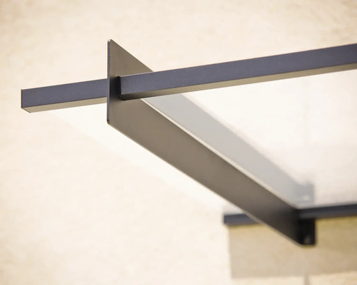 Detailaufnahme eines modernen Vordachs mit schwarzem Metallrahmen und Glasscheibe.