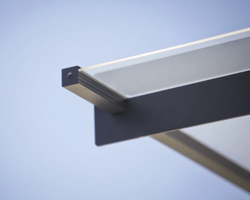 Detailansicht eines Vordachs mit anthrazitfarbenem Aluminiumprofil und transparenter Kunststoffabdeckung.